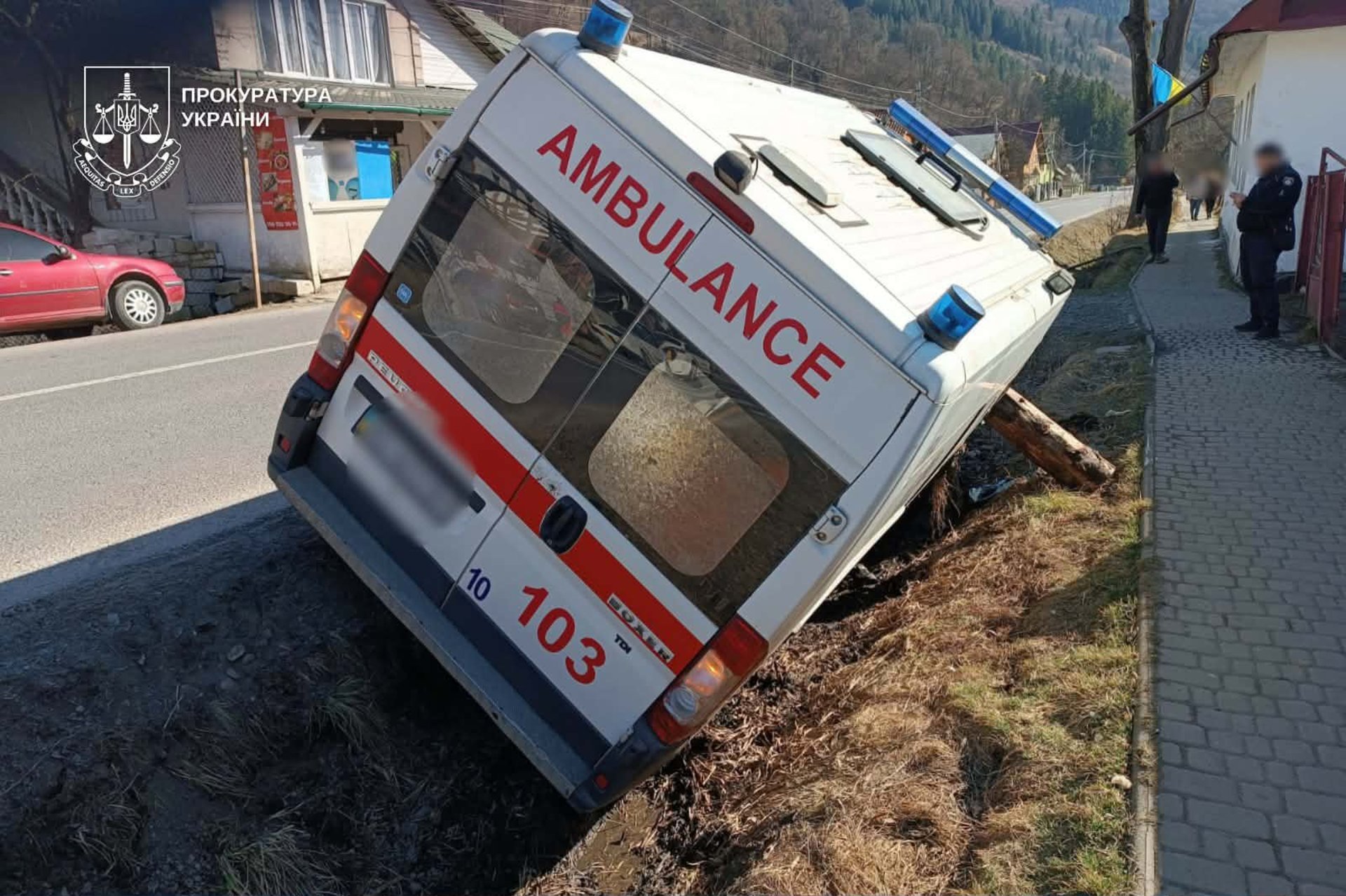 "Швидка" зіткнулася з 6-річним хлопчиком у селі Кваси на Рахівщині (ФОТО)