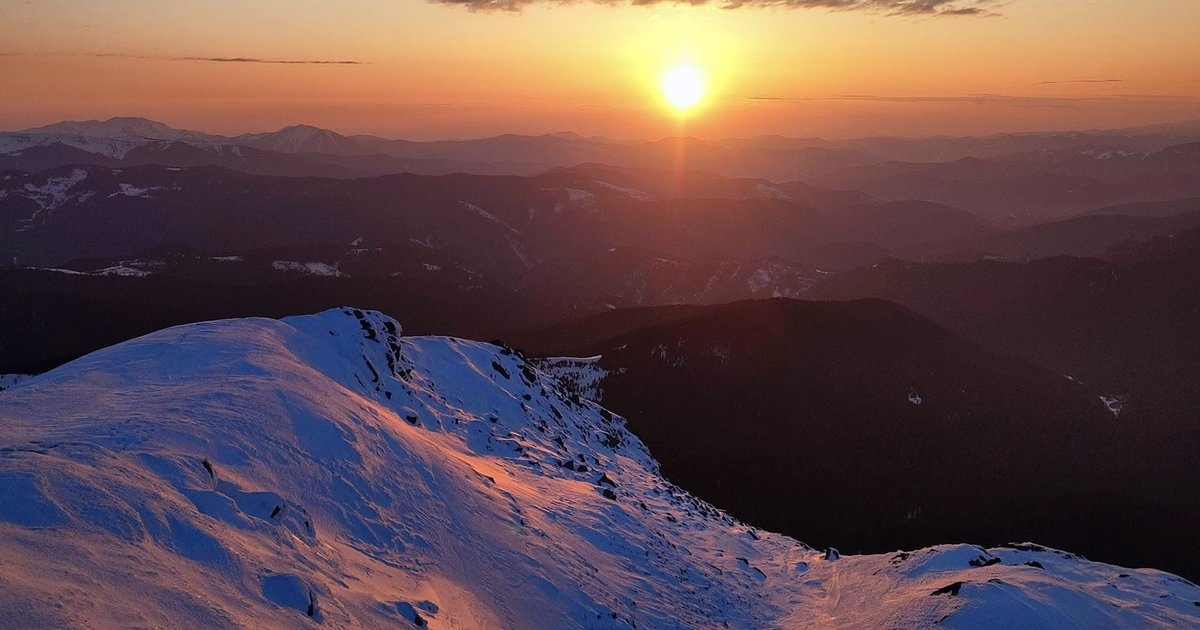 Захід сонця на Чорногорі: на високогірʼї Карпат вирує зима (ФОТО)